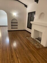 1208 W 81st Pl in Los Angeles, CA - Foto de edificio - Building Photo