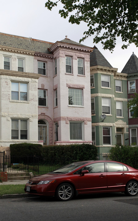 1201 Girard St NW in Washington, DC - Foto de edificio