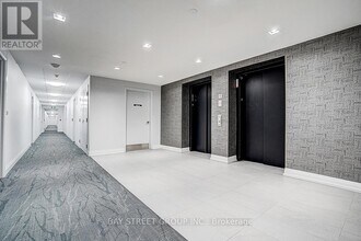 555 William Graham Dr in Aurora, ON - Building Photo - Building Photo