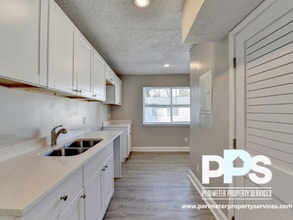 390 W Lake Ave NW in Atlanta, GA - Building Photo - Building Photo