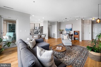 100 Harborview Dr in Baltimore, MD - Building Photo - Building Photo
