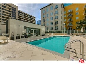 645 W 9th St in Los Angeles, CA - Building Photo - Building Photo