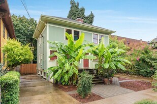2924-2926-2926 SE Morrison St in Portland, OR - Building Photo