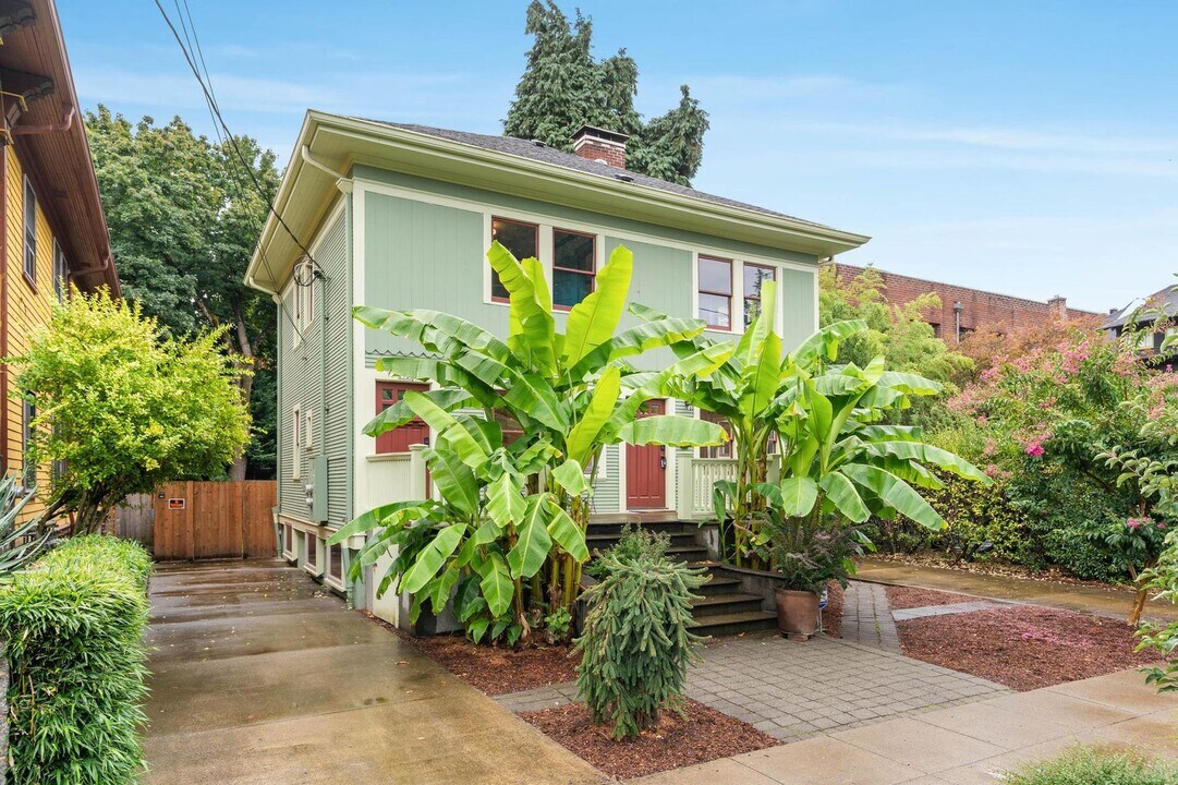 2924-2926-2926 SE Morrison St in Portland, OR - Building Photo