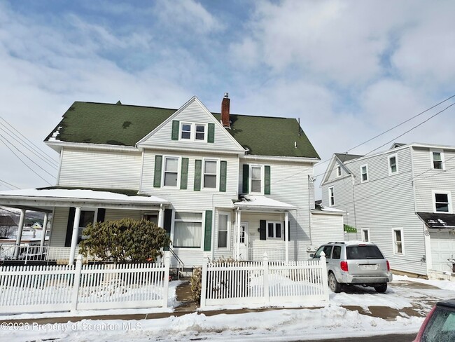 109 Salem Ave, Unit 2fl in Carbondale, PA - Building Photo - Building Photo