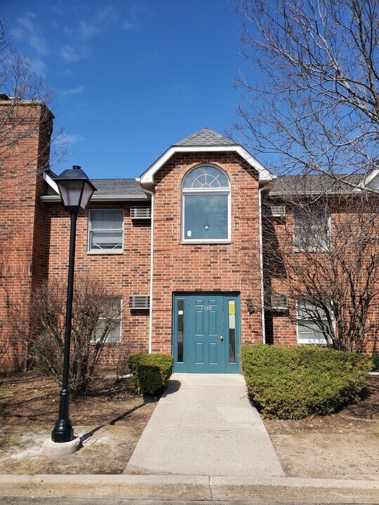 1380 Cunat Ct in Lake In The Hills, IL - Building Photo