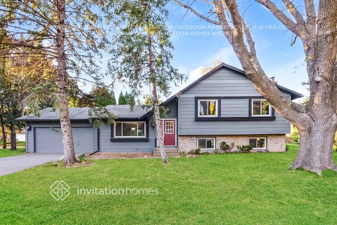 6840 Penamint Ln in Chanhassen, MN - Foto de edificio