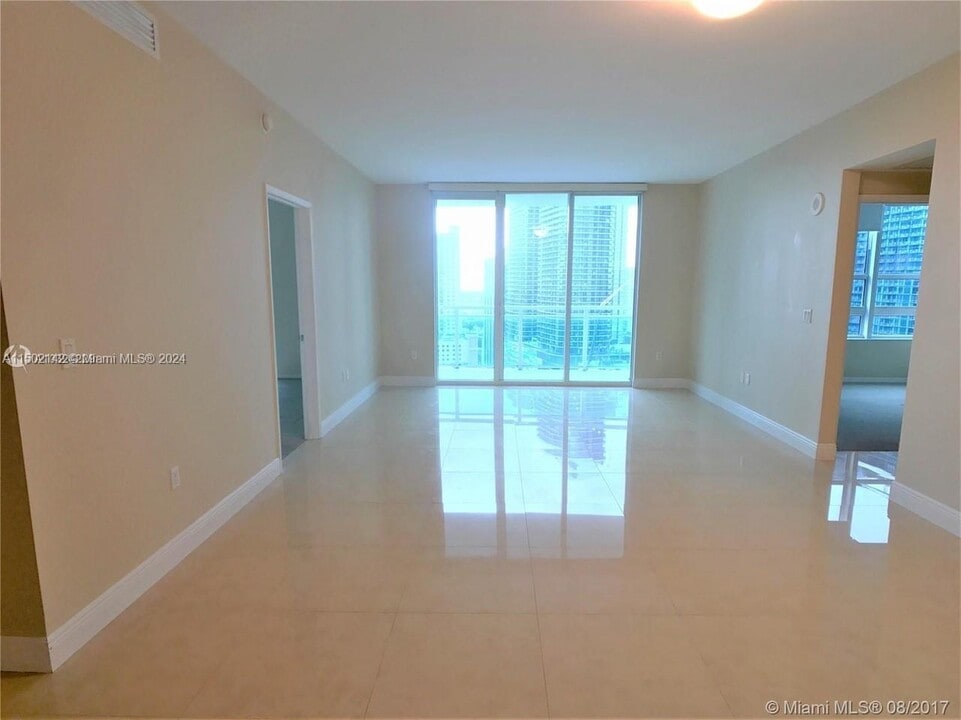 951 Brickell Ave, Unit 2405 in Miami, FL - Building Photo
