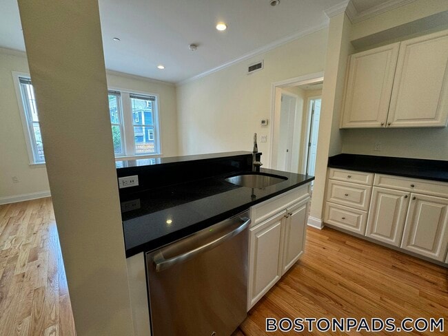 3 Chauncy St, Unit 4 in Cambridge, MA - Foto de edificio - Building Photo