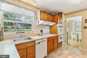 7020 Hadlow Dr in Springfield, VA - Building Photo - Building Photo