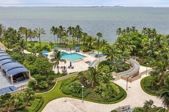 3 Grove Isle Dr in Miami, FL - Foto de edificio - Building Photo