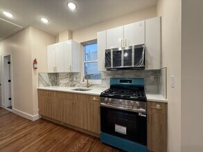 165 Danforth Ave in Jersey City, NJ - Building Photo - Building Photo