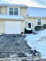 87 Winchester Way in Franklin Township, NJ - Building Photo