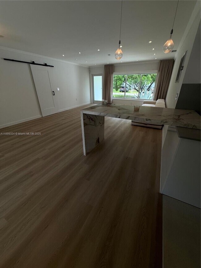 675 NE 93rd St in Miami Shores, FL - Foto de edificio - Building Photo