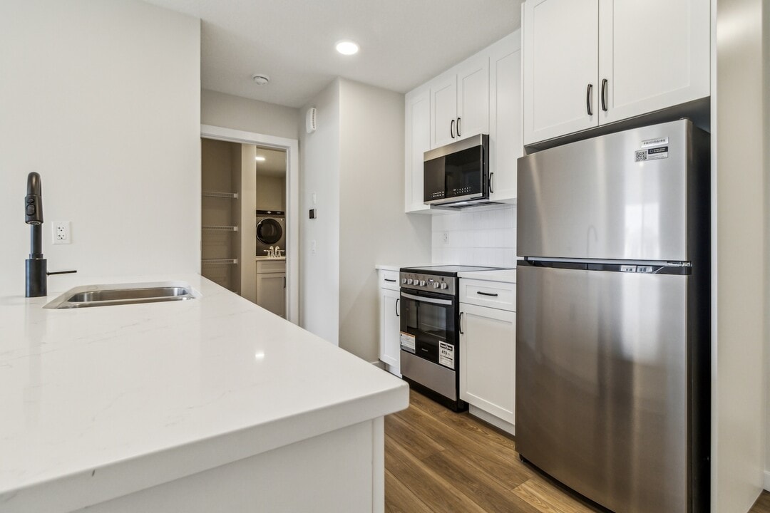 20748-20724 24 Ave NW in Edmonton, AB - Building Photo