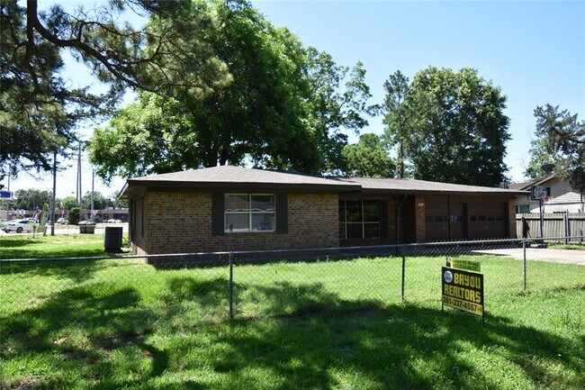 4014 Beatrice Ave in Dickinson, TX - Building Photo - Building Photo