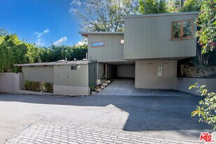 10410 Quito Ln in Los Angeles, CA - Building Photo