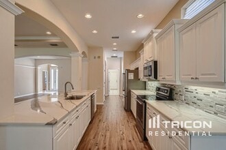 9614 Greenpointe Dr in Tampa, FL - Foto de edificio - Building Photo