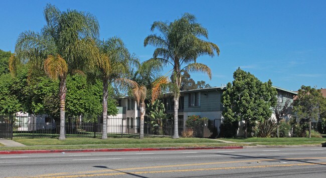 Woodman Gardens in Van Nuys, CA - Foto de edificio - Building Photo