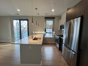 18 Central St, Unit TF in Somerville, MA - Foto de edificio - Building Photo