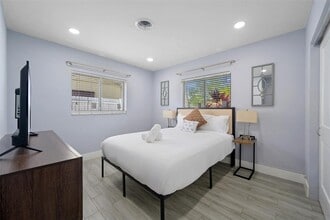 5240 NE 14th Ter in Fort Lauderdale, FL - Building Photo - Building Photo