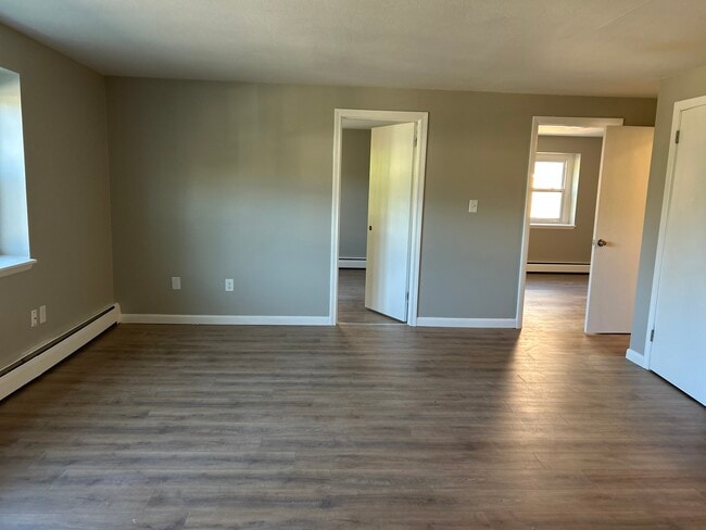 130B Clinic Dr in New Britain, CT - Building Photo - Building Photo