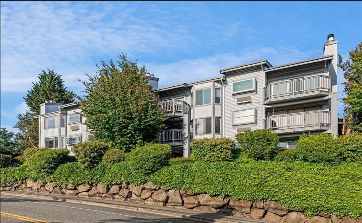 11600 100th Ave NE in Kirkland, WA - Building Photo