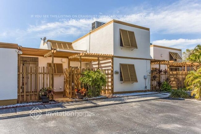 1314 SW 131st Pl Cir E in Miami, FL - Building Photo - Building Photo