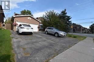1 Shaftsbury Ave in Richmond Hill, ON - Building Photo