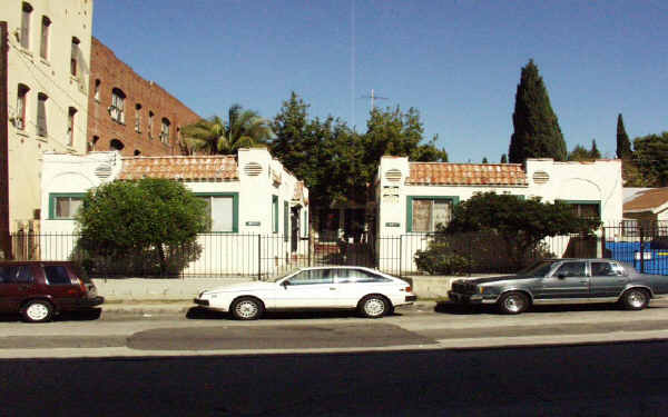 4011 Country Club Dr in Los Angeles, CA - Building Photo