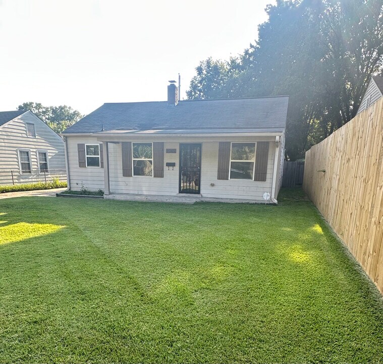 1045 E Rossiland Cir in Memphis, TN - Building Photo