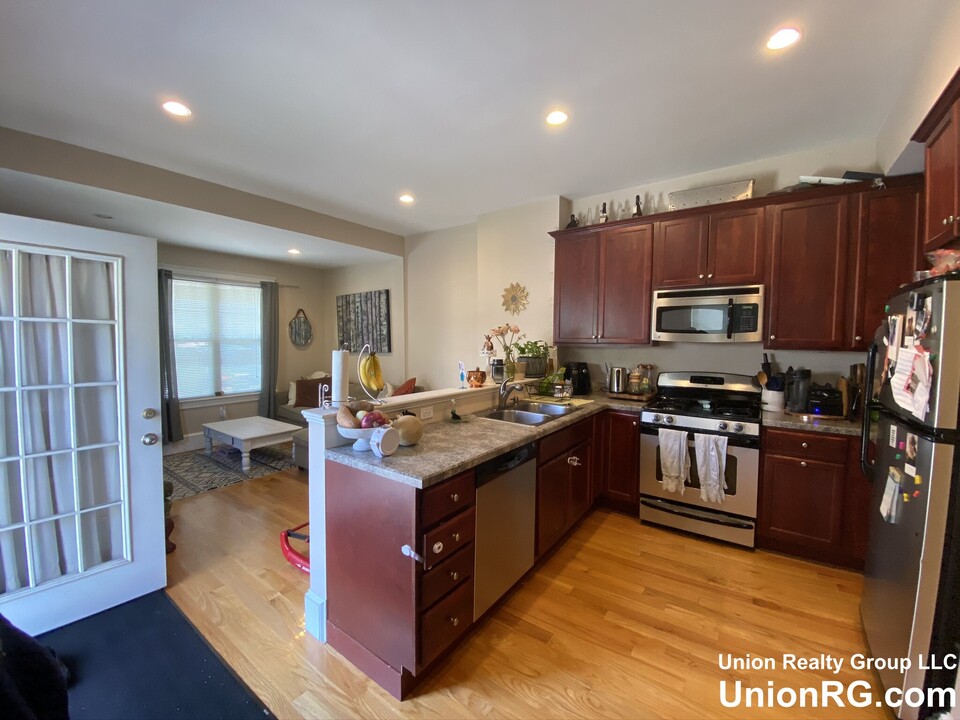 65 Surrey St in Boston, MA - Building Photo