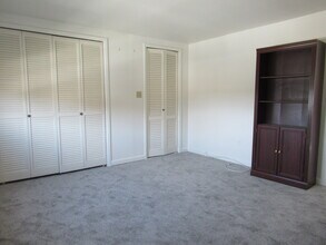 255 Fairfield Woods Rd, Unit 2 in Fairfield, CT - Foto de edificio - Building Photo