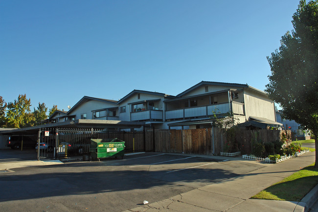 303 W Benjamin Holt Dr in Stockton, CA - Foto de edificio - Building Photo