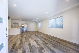 7443 Troost Ave in North Hollywood, CA - Foto de edificio - Building Photo