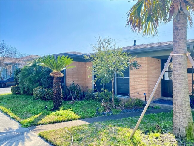 1311 Milam Dr in Galveston, TX - Building Photo - Building Photo