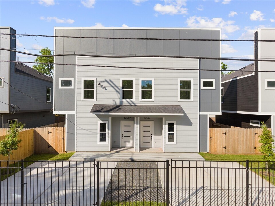 8206 Knox St in Houston, TX - Building Photo