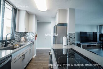 2121 Ala Wai Blvd in Honolulu, HI - Foto de edificio - Building Photo