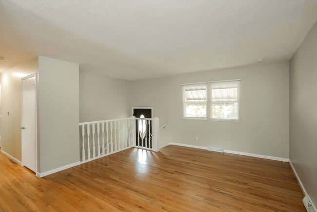 909 Ridge Dr in Belton, MO - Foto de edificio - Building Photo