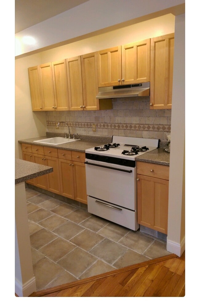 19210 Station Rd, Unit Apt #3 in Flushing, NY - Foto de edificio - Building Photo