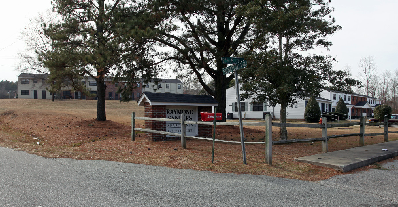 Raymond Sanders Apartments in Benson, NC - Foto de edificio