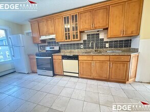 7 High Street Pl, Unit 2 in Brookline, MA - Foto de edificio - Building Photo