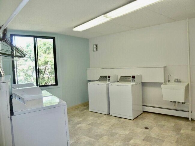 10411 Cedar Lake Rd, Unit 515 in Minnetonka, MN - Building Photo - Building Photo