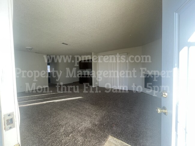 8009 Champagne Dr in Stockton, CA - Building Photo - Building Photo