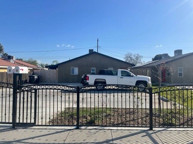 129 E 8th St in Bakersfield, CA - Building Photo - Building Photo