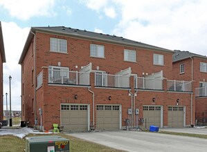 2570-2576 Bur Oak Ave in Markham, ON - Building Photo - Building Photo