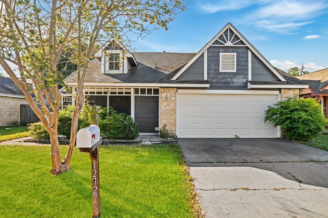 12727 Ashford Knoll Dr in Houston, TX - Building Photo