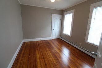 38 Warner St, Unit 1 in Somerville, MA - Building Photo - Building Photo