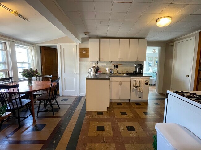 8 Ivaloo St, Unit A in Somerville, MA - Building Photo - Building Photo