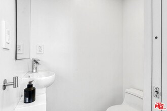 1445 1/2 N Martel Ave in Los Angeles, CA - Building Photo - Building Photo